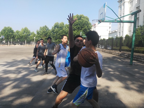 公司举行欢送2018届毕业生师生篮球赛